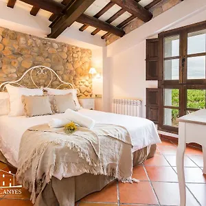 Masia Canyes & Casa rural Sant Llorenç d'Hortons